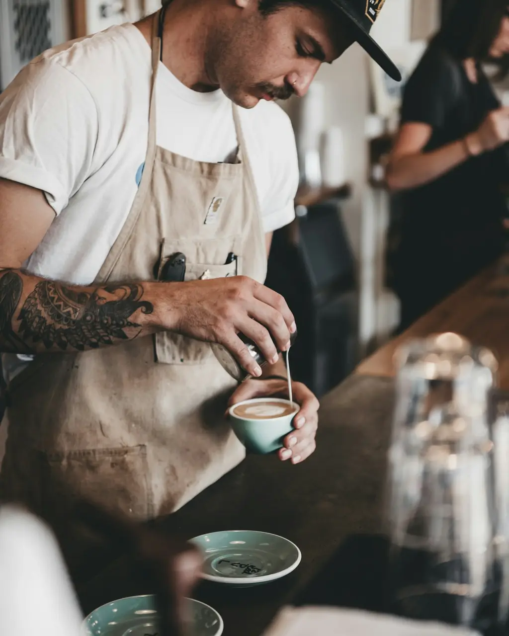 Un barista prépare un café pour le service
